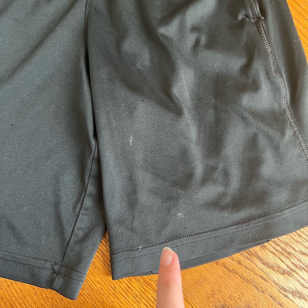 ◾️UNDER ARMOUR: Boy’s S, loose black athletic shorts preowned w/pockets◾️ - Picture 9 of 11